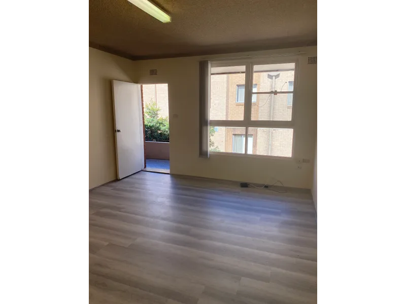 Bright & Sunny Top Floor Unit with New floor boards and Freshly painted