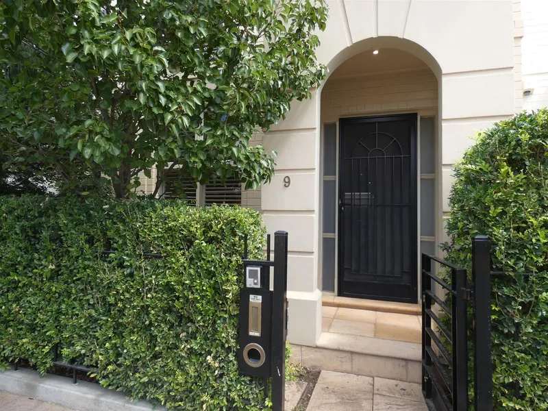 STYLISH, SOLID HOME - FANTASTIC LOCATION