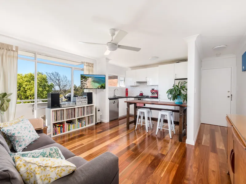 Top floor apartment with district views, near shops, cafes and rail