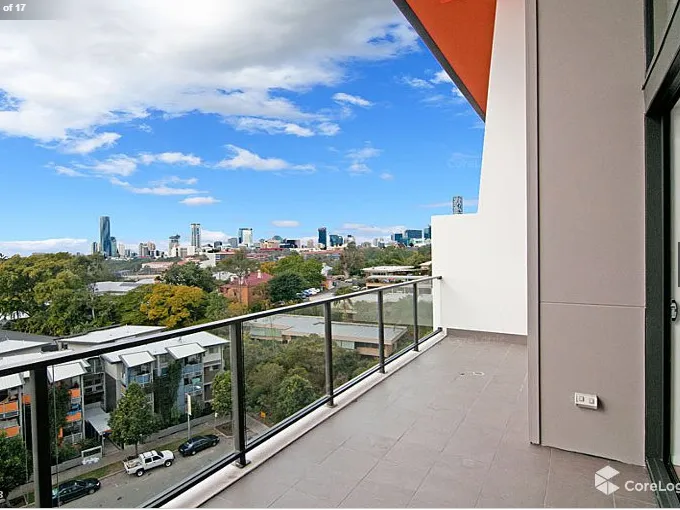 PENTHOUSE - CITY VIEWS + CLOSE TO QUT, RBWH, SUPERMARKET, SHOPS, CAFES, RESTAURANTS & PUBLIC TRANSPORT!