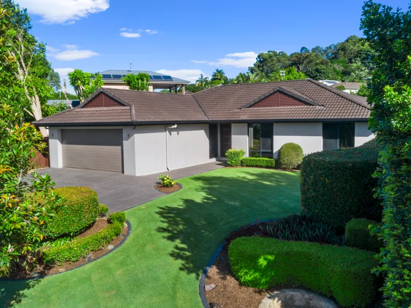 FABULOUS FAMILY HOME! 4 BEDROOMS + OFFICE, 2 SPACIOUS LIVING AREAS, LARGE 815m2 BLOCK....