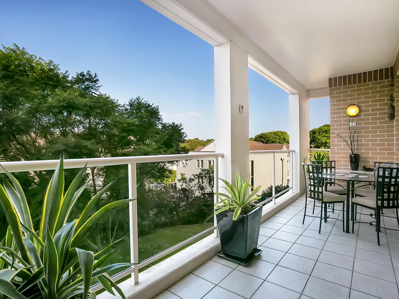 Magnificient Parkland Setting: Fully Furnished Home