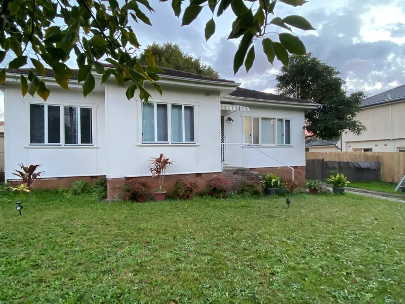 5 Bedroom House Close to School / Bus