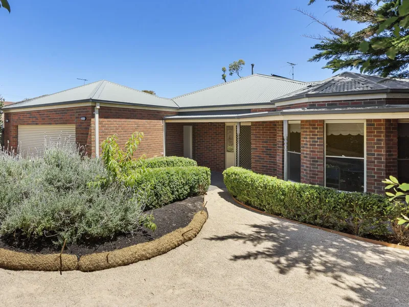 LAKESIDE SANCTUARY IN LIFESTYLE LOCATION.....