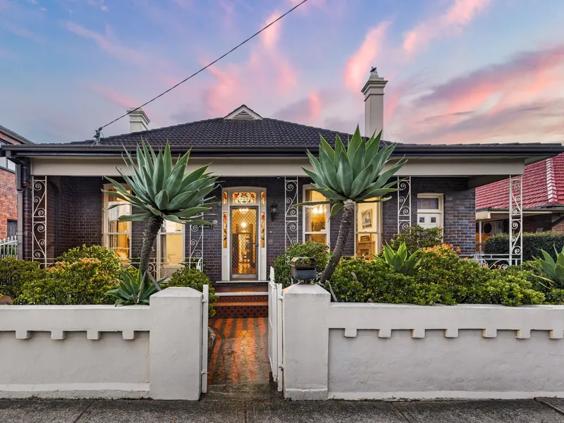 Grand Character Home Holds the Ultimate Position - 400m to Station & Shops