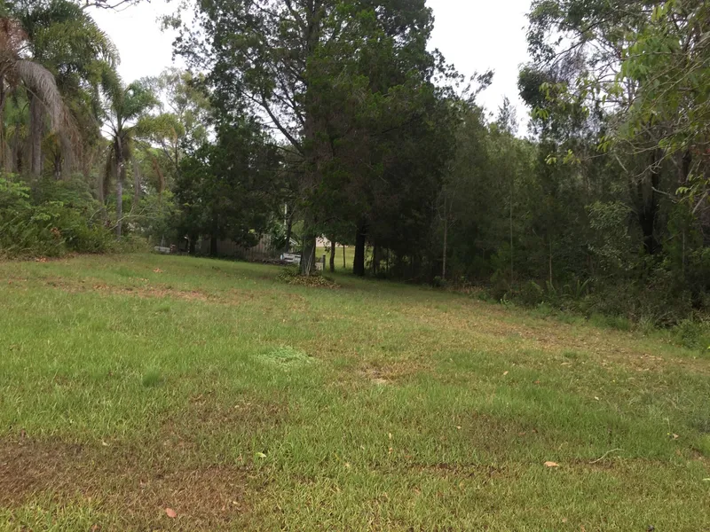 Large 711m2 block on Lamb Island ready to build...