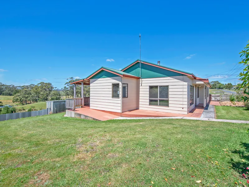 Rural Setting only 5 minutes to town with approximately 7200 Square Metre Block