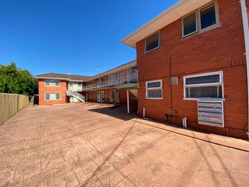 GROUND FLOOR APARTMENT IN ENVIABLE LOCATION