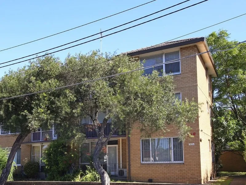 Top Floor 2 Bedroom apartment with balcony - BONUS TWO WEEKS RENT FREE!