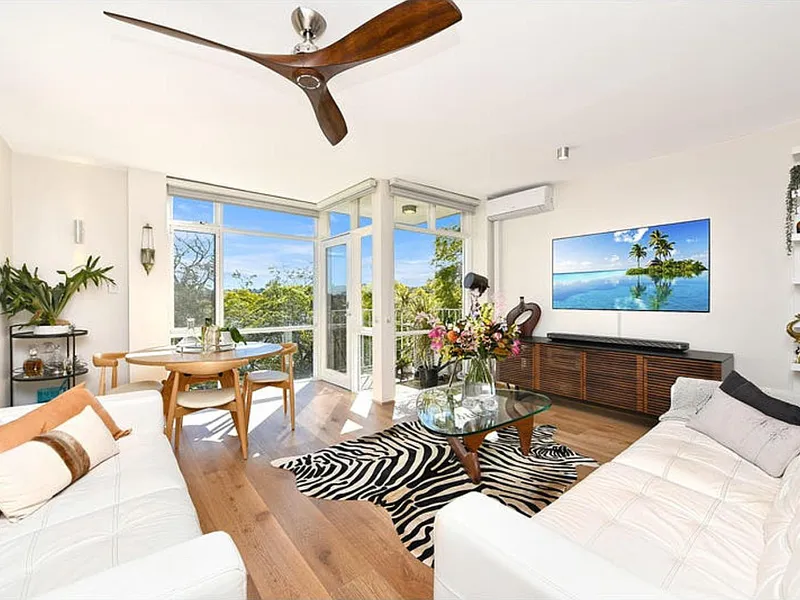 Peaceful waterfront sanctuary of utmost convenience