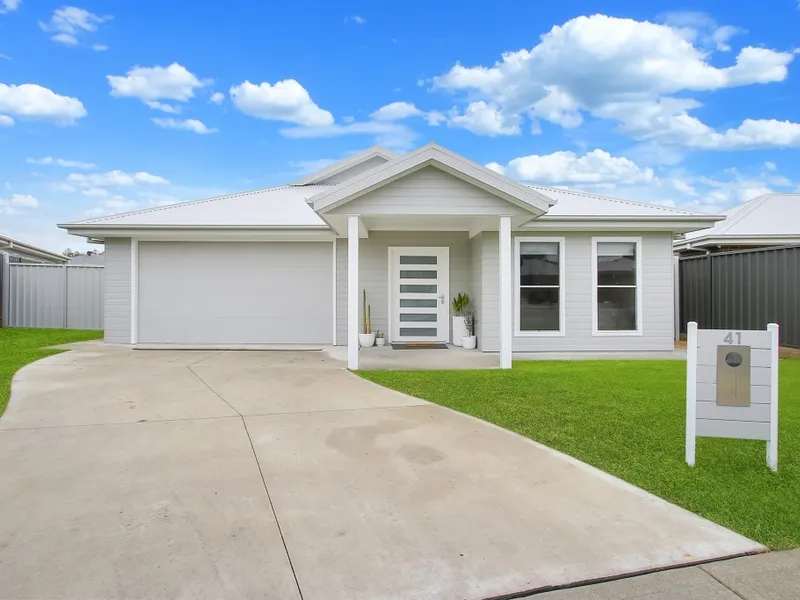 BEAUTIFUL AS-NEW FAMILY HOME