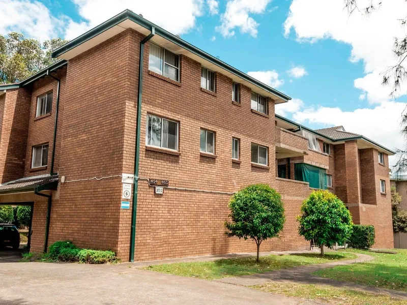 FRESHLY PAINTED & BRAND NEW CARPET