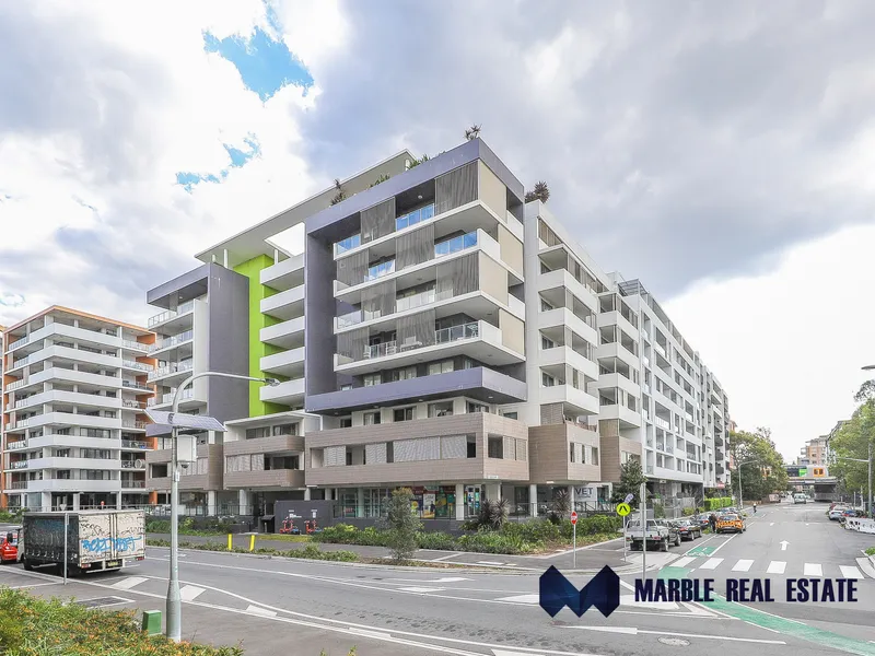 Modern 2 Bedroom Apartment in an Ultra Convenient Locale