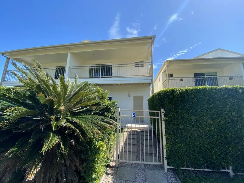 3 BEDROOM 2 BATH TOWNHOUSE 2LIVING  ROOMS