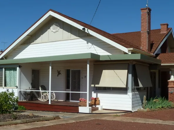 POSITION POSITION!! CALIFORNIA BUNGALOW STYLE HOME WITH MASSIVE SHEDDING AND SEPERATE MAN CAVE!