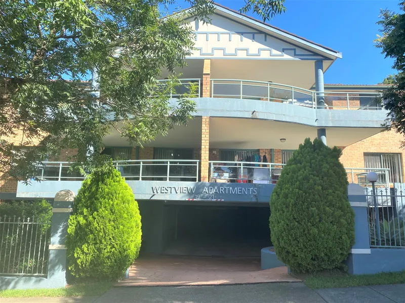 SPACIOUS 3 BEDROOM UNIT IN PRIME LOCATION 