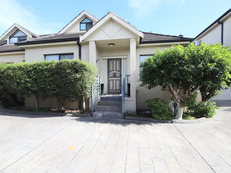 Three Bedroom Modern Townhouse in Quiet Complex