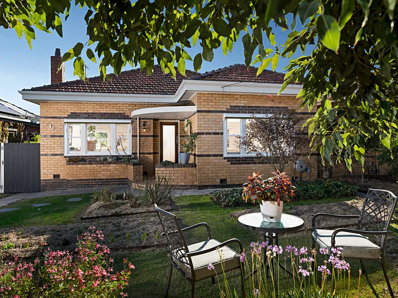 Charming Art Deco With Amazing Gardens!