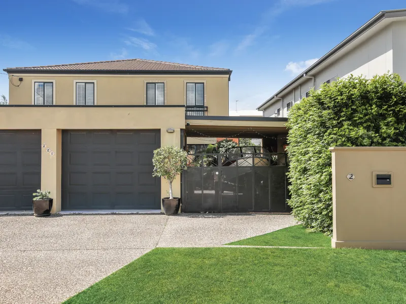 Coastal Comfort in a Splendid Broadwater setting!