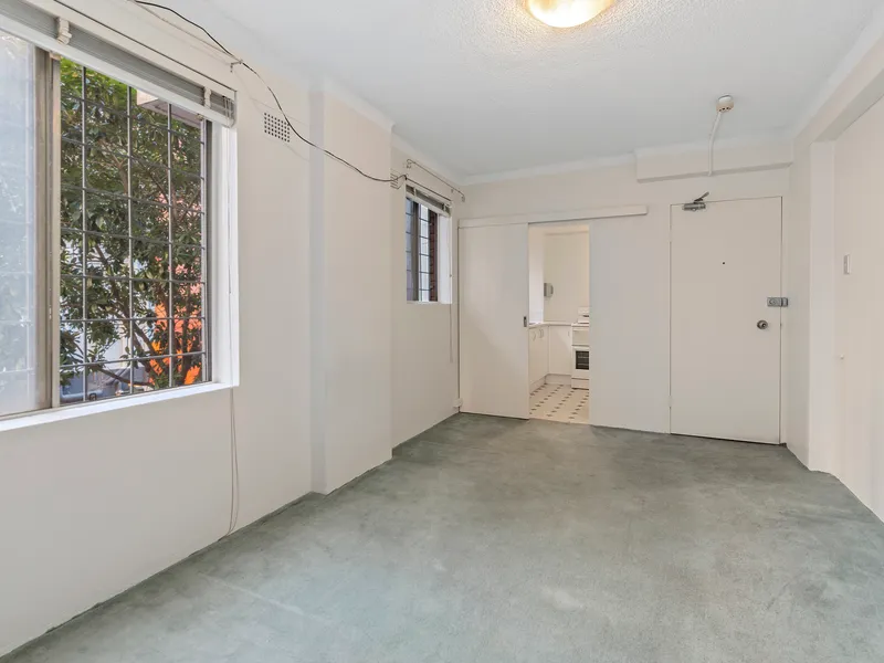 Bright Studio Apartment Moments to CBD & Hyde Park