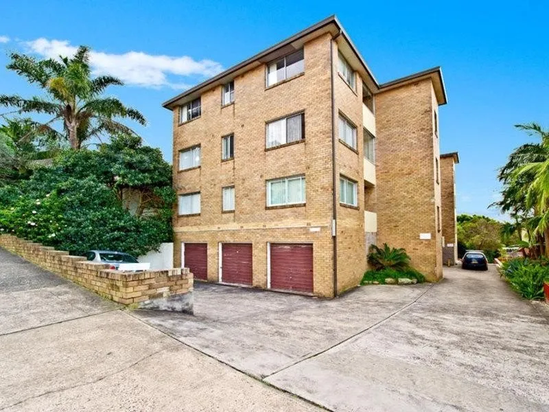 SPACIOUS, 2 BEDROOM SECURITY APARTMENT WITH LOCK-UP GARAGE