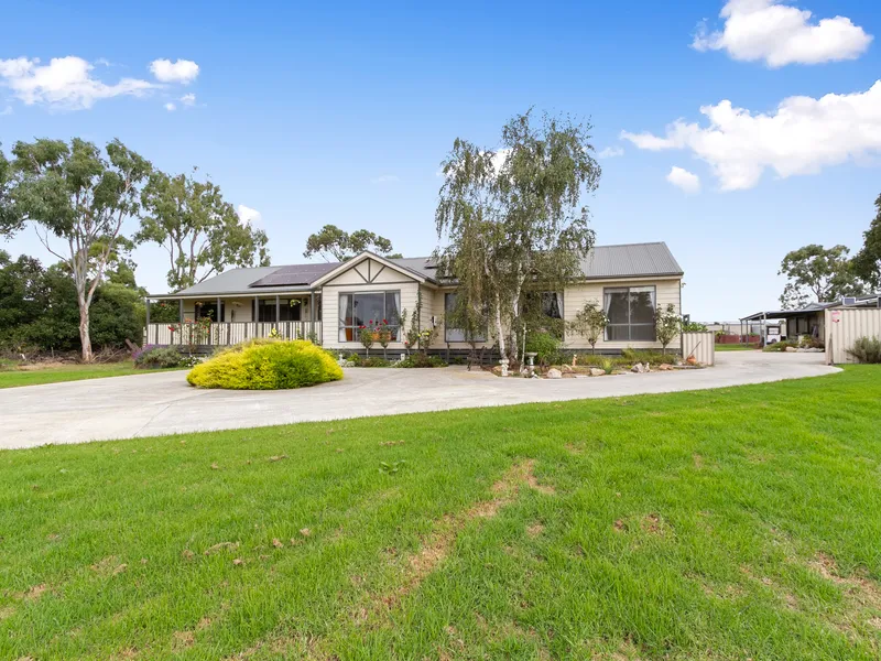 FABULOUS RURAL SETTING ON THE EDGE OF TOWN