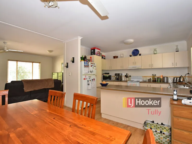 A RELAXED COASTAL LIFESTYLE BECKONS