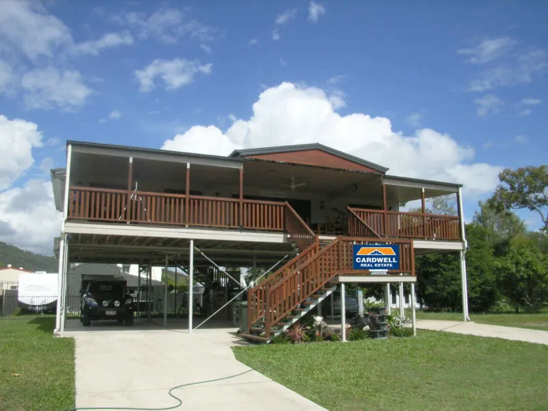 SUPERB MODERN QUEENSLANDER-VIEWS