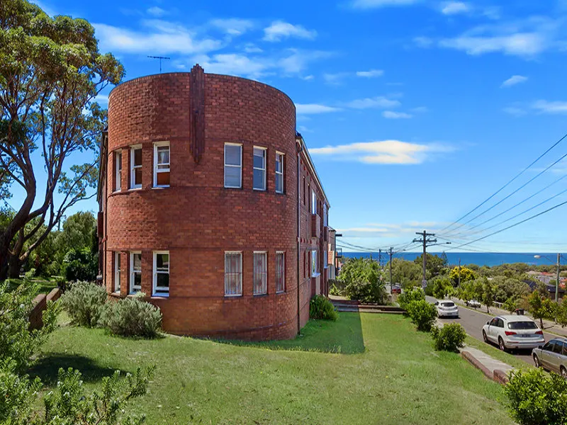 CLASSIC OLDER STYLE 2 BEDROOM WITH OCEAN VIEWS JUST A STROLL TO THE ROLLING SURF OF MAROUBRA BEACH