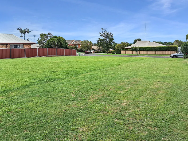 Brilliant Middle Ridge Precinct. Vacant Land – Roomy 723m2 relatively flat, red soil in Ultra Convenient Location.