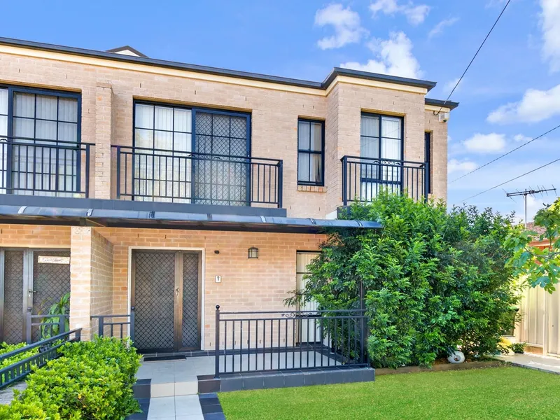Impressive 4 Bedrooms Double Brick Street Front Townhouse for lease