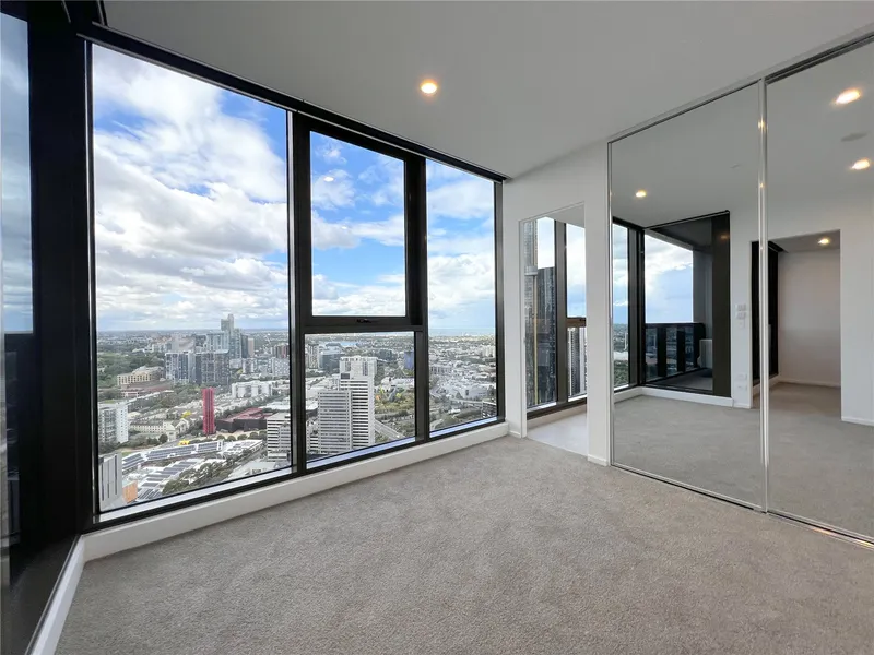 UNFURNISHED ELEGANT CORNER TWO BEDROOM APARTMENT LOCATED IN THE HEART OF SOUTHBANK