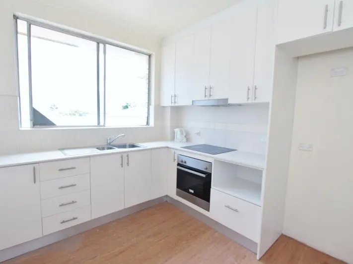 LARGE, MODERN SUNDRENCHED TWO BEDROOM APARTMENT