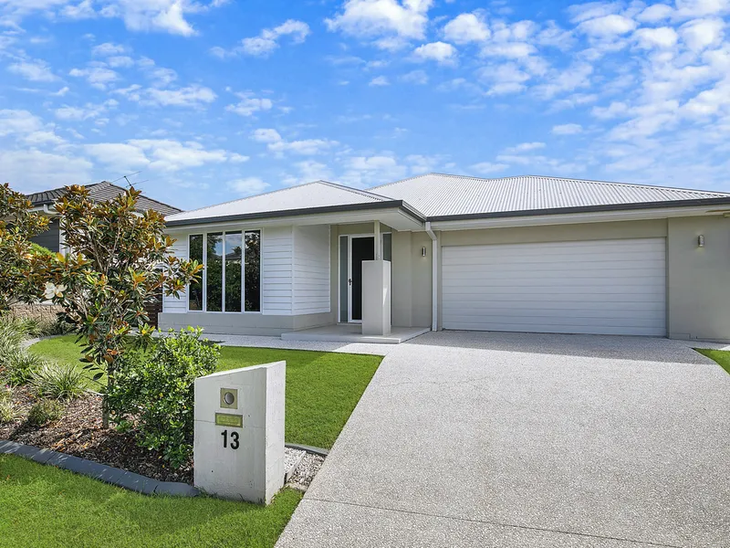 All-class, lakeside home with ducted air con!