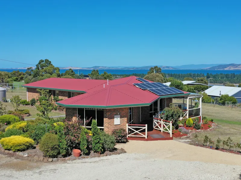 Have you been dreaming of a seachange on a large private holding?
