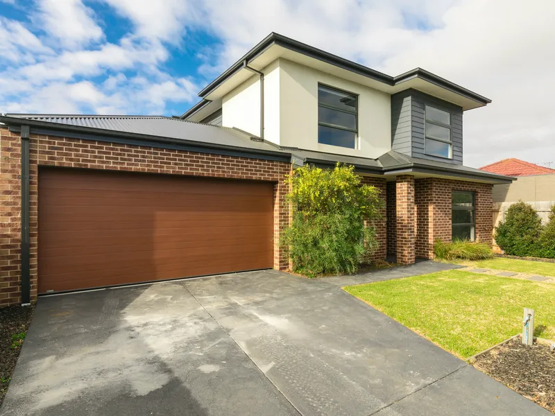 RIVERSIDE HOUSE WITH LOADS OF SPACE FOR THE WHOLE FAMILY