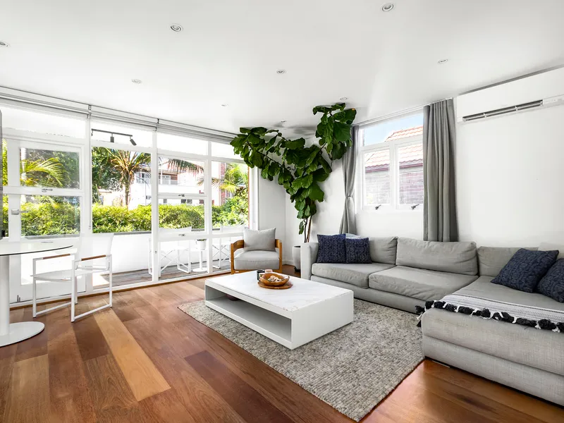 STYLISH COASTAL RETREAT, STROLL TO SAND AND SURF