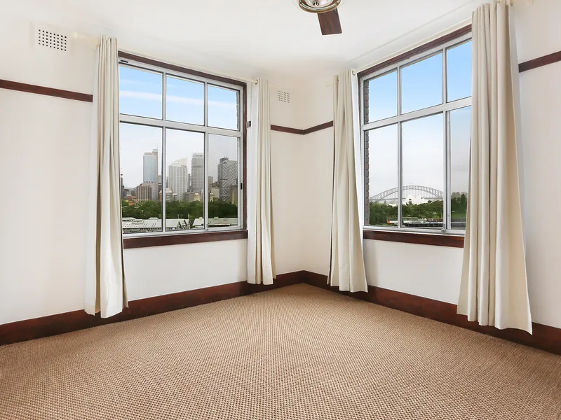 Elegant Art Deco Apartment With Prime Harbour Aspect