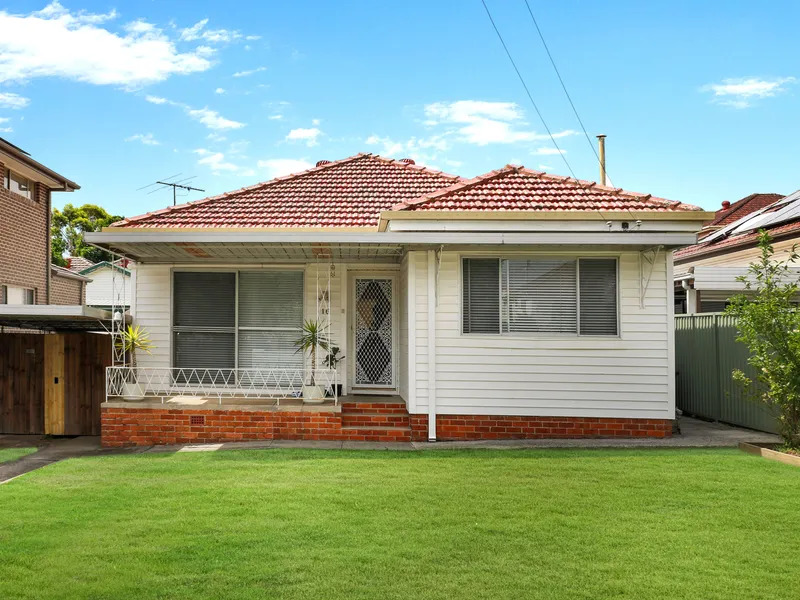 Renovated home with natural flow from large front yard through to open plan dining and living