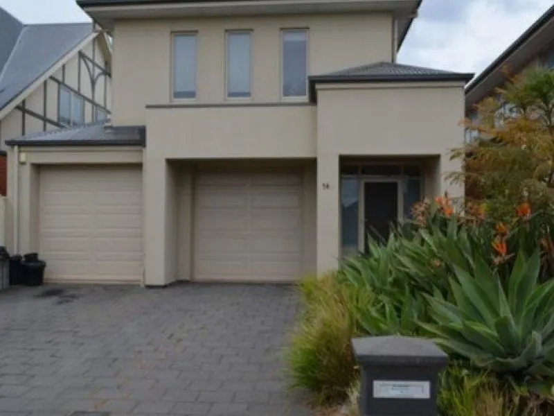 LUXURIOUS CONTEMPORARY HOME IN PERFECT LOCATION