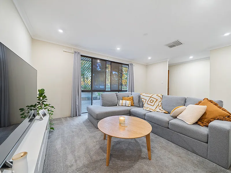 STUNNING FAMILY HOME WITH BIG BACKYARD!