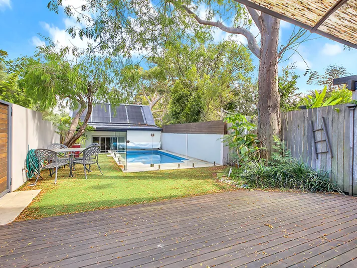 Beautifully bright freshly painted air conditioned home with pool