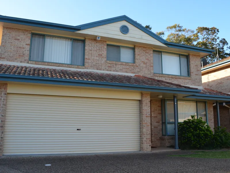 Quality Large Townhouse With Distant Ocean Views