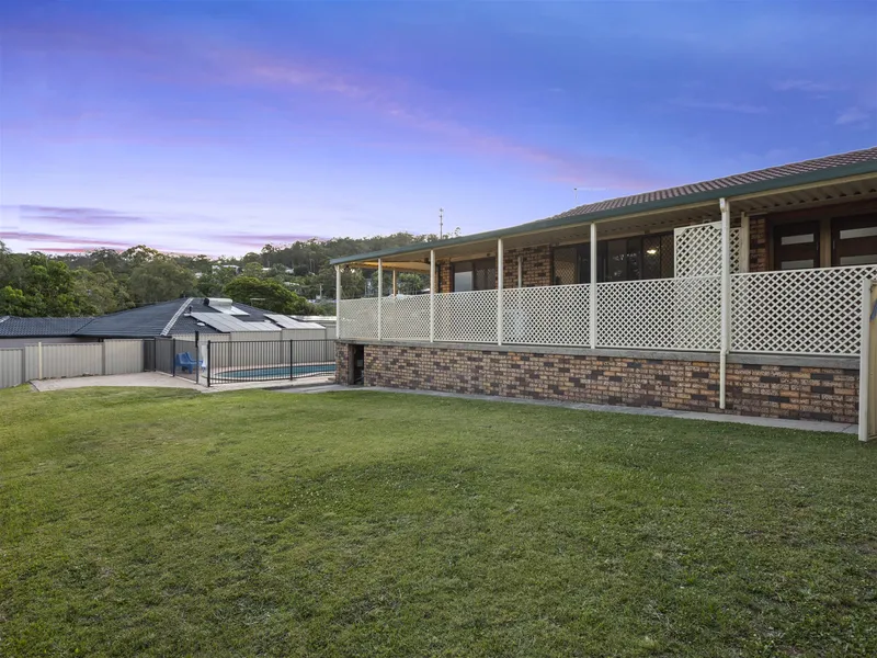 Large family home + Pool + Shed + Yard !