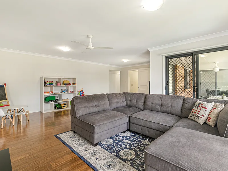 Tidy family home with a pool in elevated Moggill!