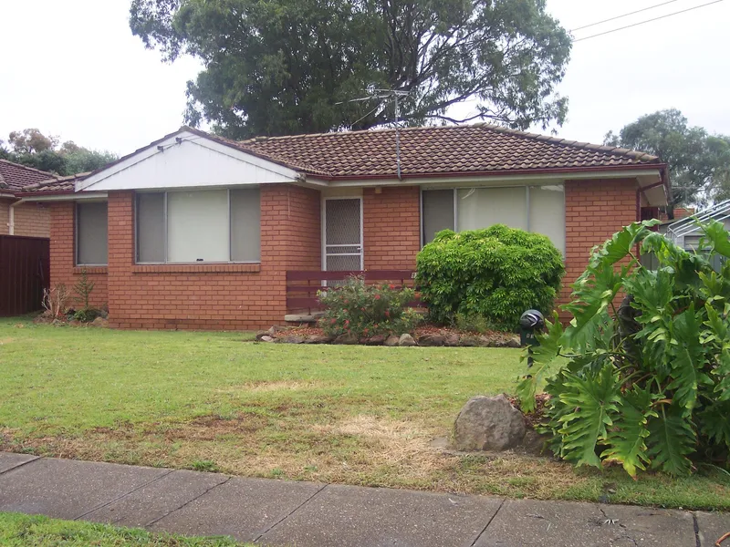 WALK TO SHOPS & TRANSPORT