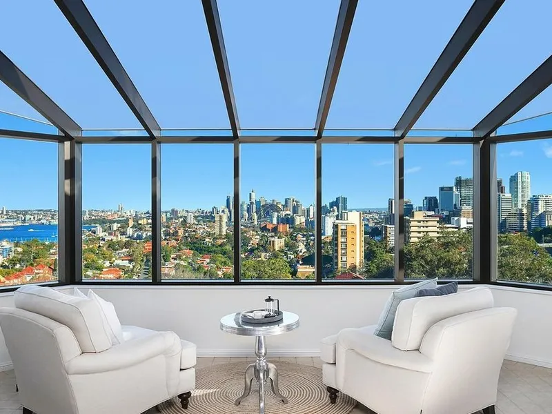 Luxurious Penthouse with Panoramic Harbour & Skyline Views