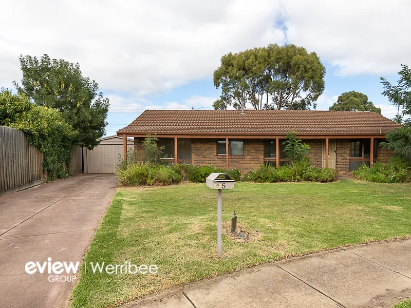 FAMILY HOME OR INVESTOR'S DREAM IN THE HEART OF WERRIBEE - 665M2