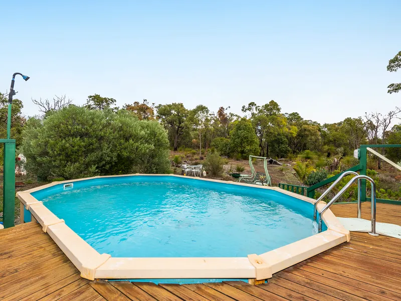 POOL. SPA. GREAT PRIVATE HOBBY FARMLET WITH BIG SOLAR SAVINGS