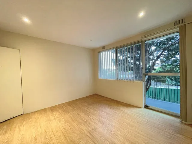 Sun-filled 2 bedroom apartment with balcony, 6-12 MONTH LEASE